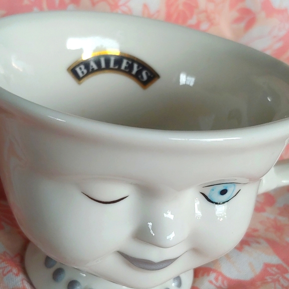 🍀Limited Edition Baileys Irish Winking Lady Ceramic Cup signed by Helen Hunt - Picture 10 of 12